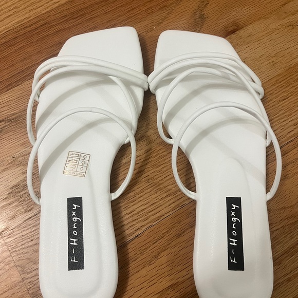 NWOB Fashionable Outdoors White Flats - Picture 2 of 3